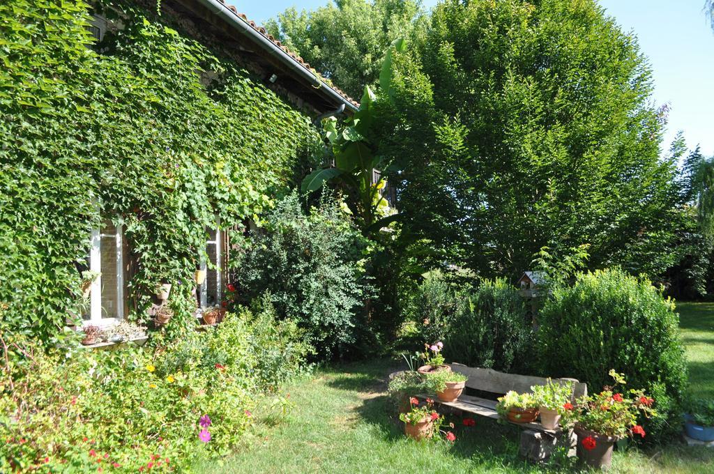 Ferme Saint Joseph Bed & Breakfast Le Fousseret Exterior photo